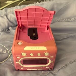 HELLO KITTY cd player x clock (GOOD CONDITION) ( WILLING TO NEGOTIATE)
